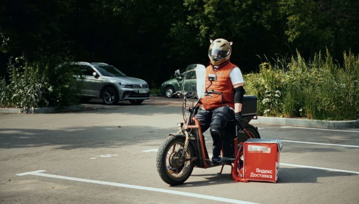Курьер Яндекс Доставки зарабатывает деньги
